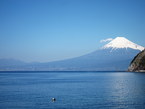 海面に映る富士山