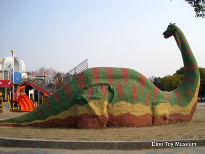 深北緑地の大きな恐竜の滑り台