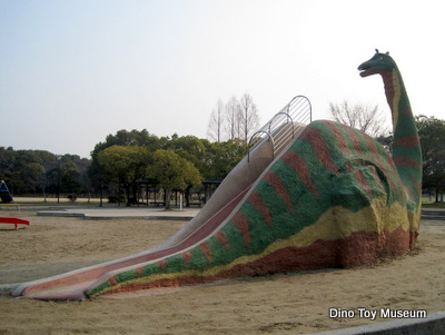 深北緑地の大きな恐竜の滑り台