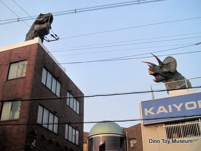 海洋堂本社ビルの上に乗っている２頭の恐竜