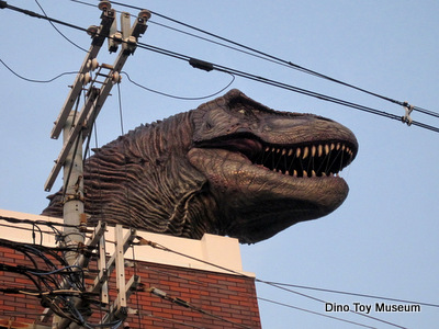 海洋堂本社ビルの上に乗っている２頭の恐竜