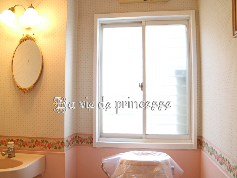 トイレのインテリア 壁紙を拭き掃除 窓枠を茶色からホワイトにペイントしました La Vie De Princesse