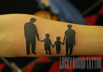 家族のシルエットのタトゥー Lucky Round Tattoo