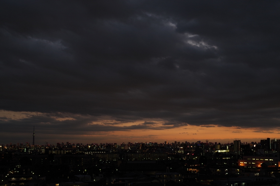夜を迎える東京の空