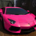 ピンク色のスーパーカー