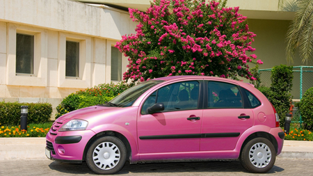 ピンク色の車