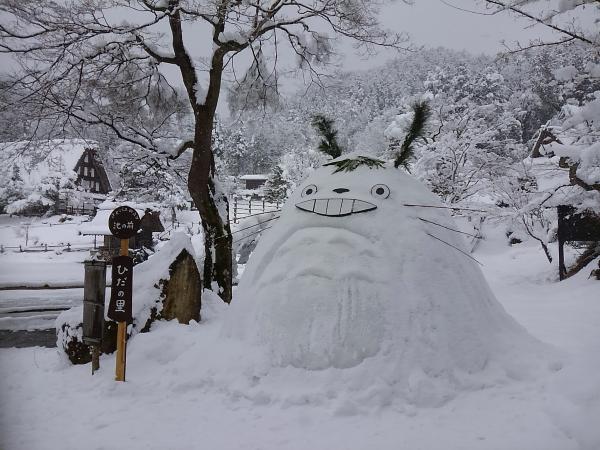 雪で作ったトトロさん