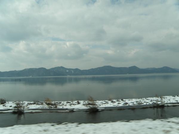 湖畔に雪が積もった琵琶湖　湖北