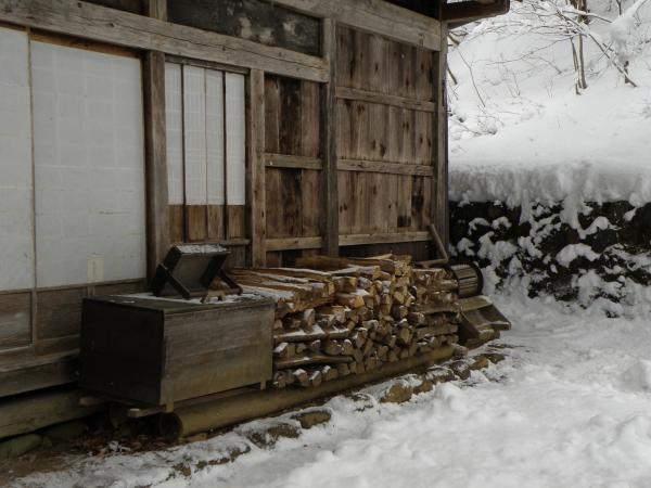 飛騨の里　家の外に薪